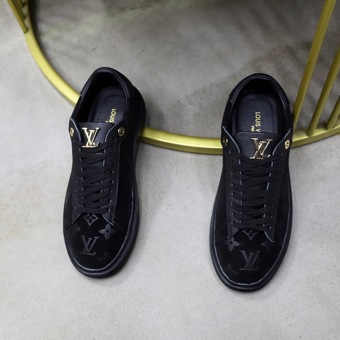Ex-factory price: 440💰🙅‍♂️🙅‍♂️🙅‍♂️ Brand: LV Louis Vuitton Standard code: 38-44 (45 customized) Grade: Same as the official website Material: Original material splicing Comfortable and breathable lining Lightweight and wear-resistant sports outsole Style category: Men's fashion casual shoes Running sneakers Distinguished luxury brand elements Top luxury Color: actual picture color